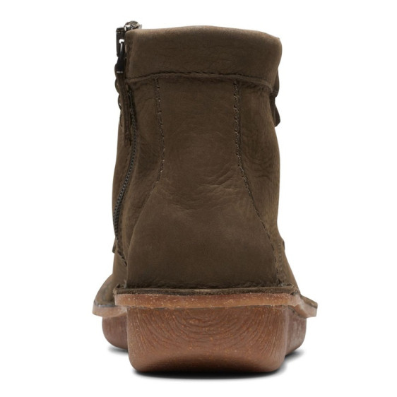 detail OBUV CLARKS FUNNY CEDAR DARK OLIVE NUBUCK