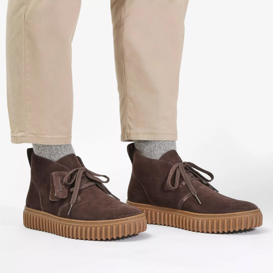 detail OBUV CLARKS TORHILL DESERT BOOT DARK BROWN SUEDE