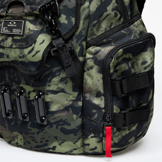 detail Kitchen Sink Tiger Mountain Camo green Batoh Oakley