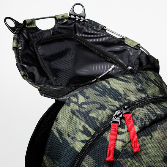 detail Kitchen Sink Tiger Mountain Camo green Batoh Oakley