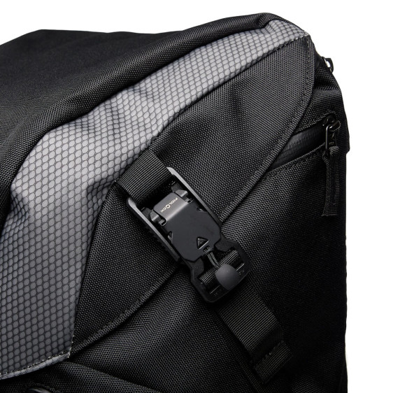detail Latitude Flex Pack Blackout Batoh Oakley
