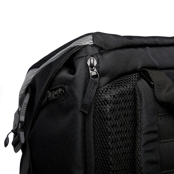 detail Latitude Flex Pack Blackout Batoh Oakley