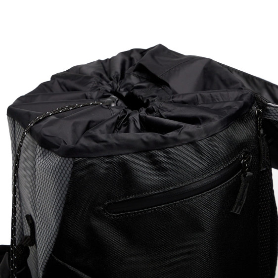 detail Latitude Flex Pack Blackout Batoh Oakley
