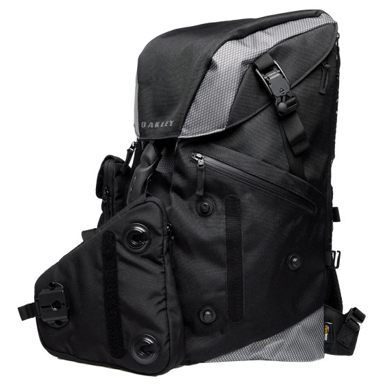 detail Latitude Flex Pack Blackout Batoh Oakley